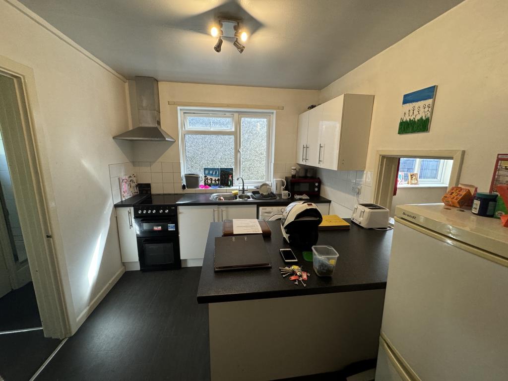 Lot: 146 - MIXED USE INVESTMENT WITH HIGH YIELD - View of the kitchen flat three